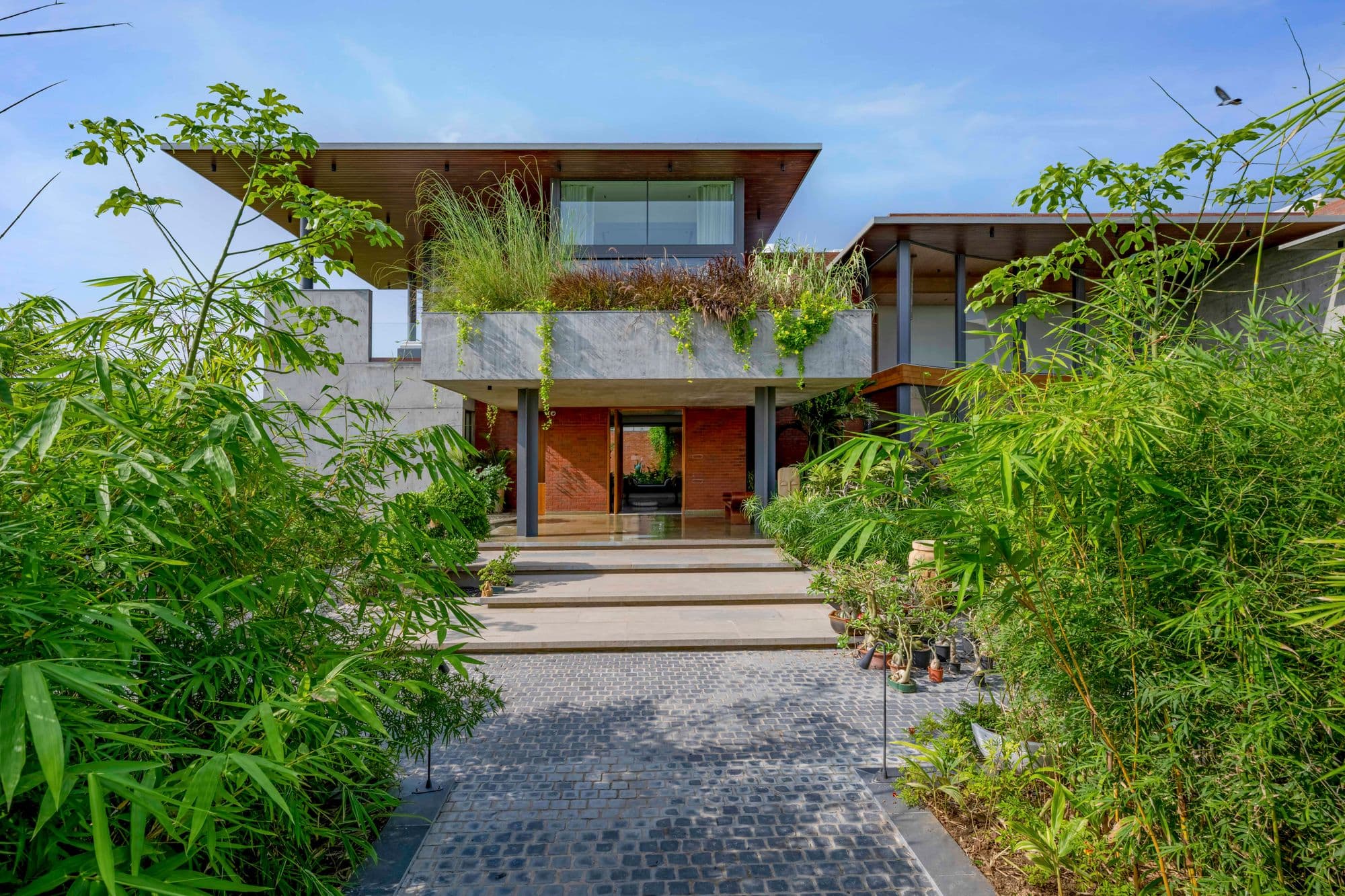 Blooming Romances: A Home that Flirts with Its Surroundings while/and Becoming One with Them